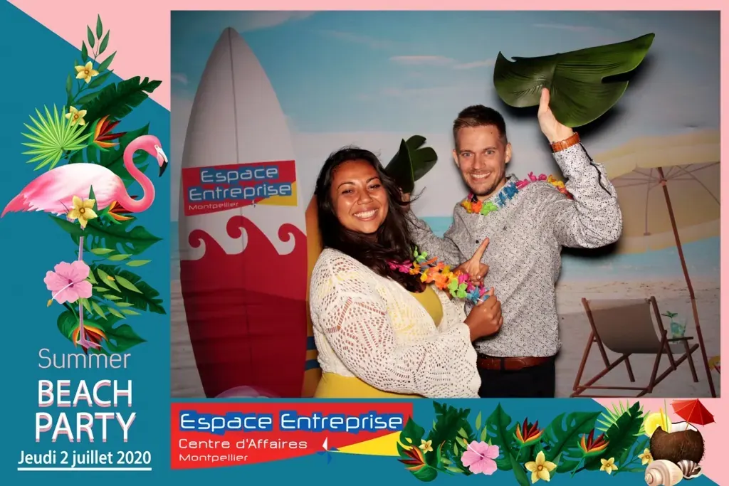 Summer Beach 2020 du Club LR à Montpellier : deux participants posant devant le photocall Summer Beach Party