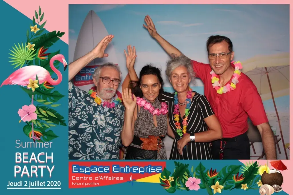 Summer Beach 2020 du Club LR à Montpellier : quatre participants posant bras levés devant le photocall Beach Party