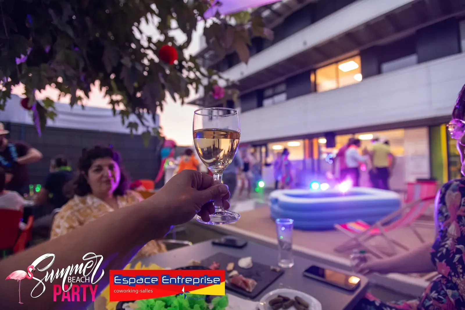 Summer Beach 2023 du Club LR à Montpellier : verre levé au coucher du soleil sur la terrasse