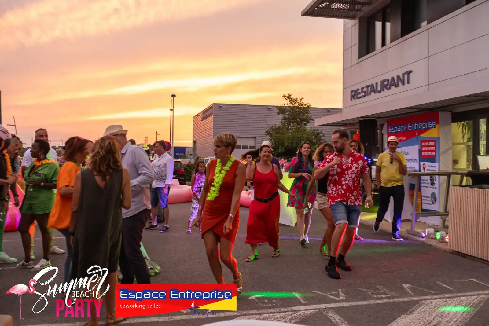 Summer Beach 2023 du Club LR à Montpellier : participants dansant devant le restaurant au crépuscule