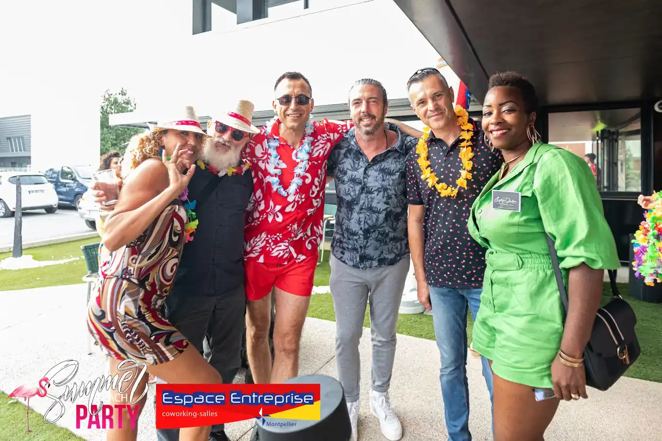 Summer Beach 2023 du Club LR à Montpellier : participants en chemises fleuries posant ensemble
