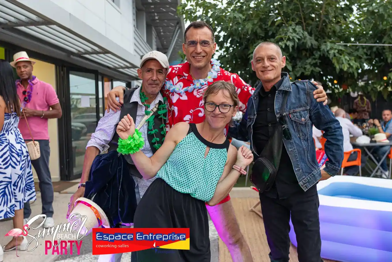 Summer Beach 2023 du Club LR à Montpellier : participants avec colliers de fleurs posant