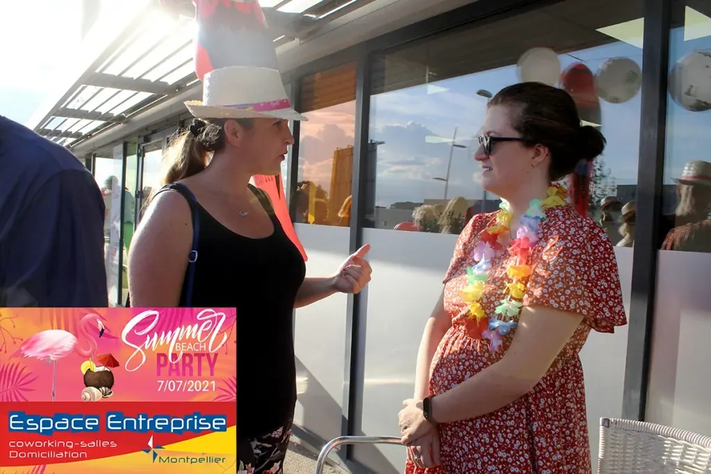 Summer Beach 2021 du Club LR à Montpellier : deux participantes discutant debout avec colliers de fleurs