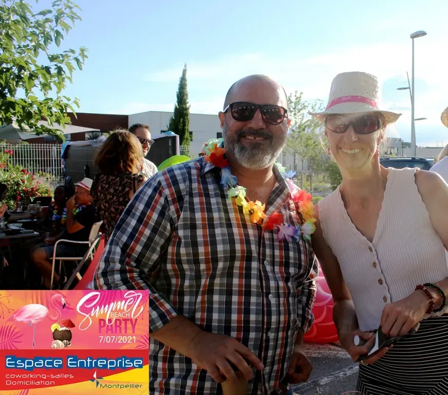 Summer Beach 2021 du Club LR à Montpellier : deux participants posant avec chapeaux devant la terrasse ensoleillée