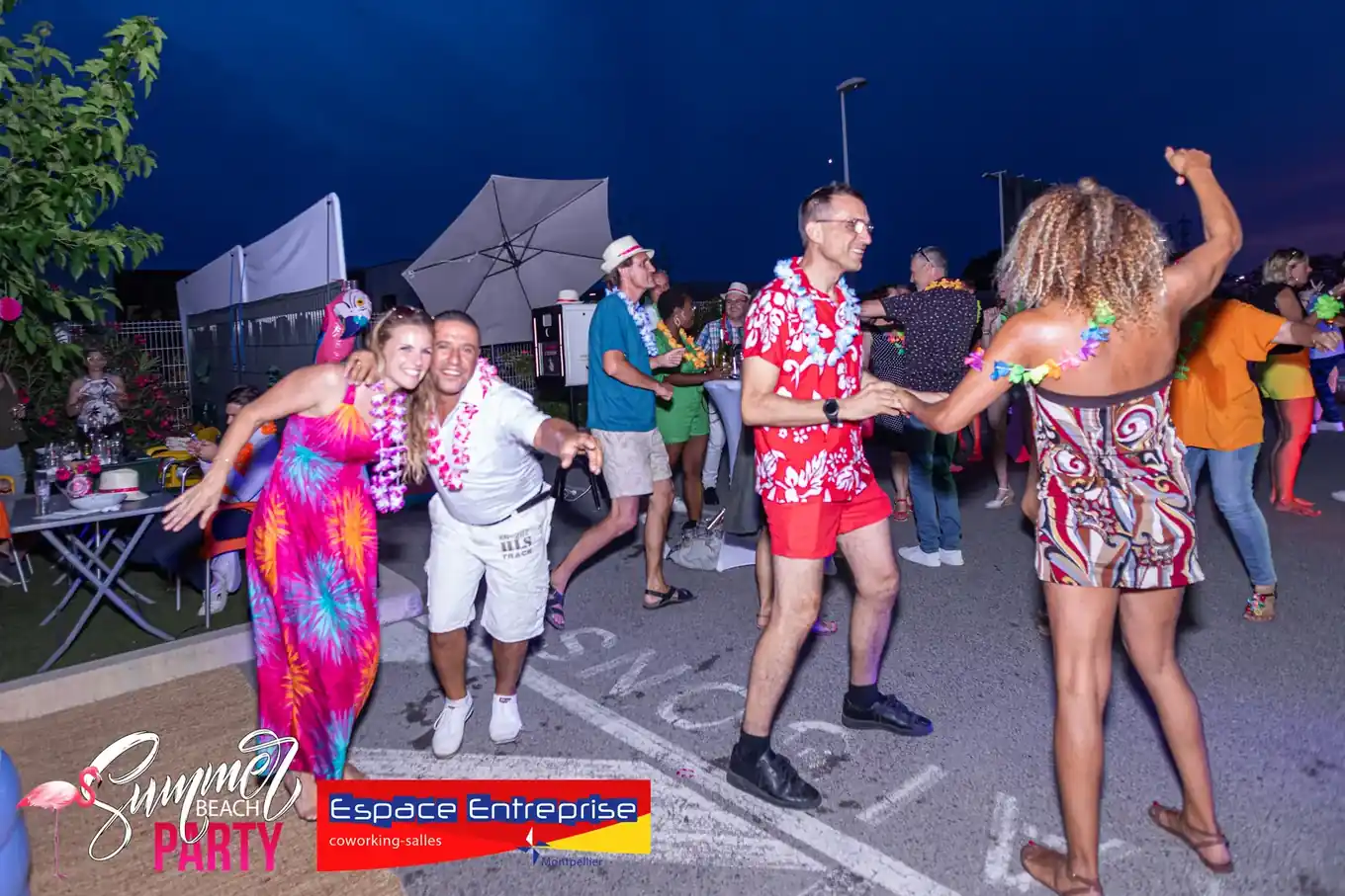 Summer Beach 2023 du Club LR à Montpellier : participants dansant sur le parking la nuit