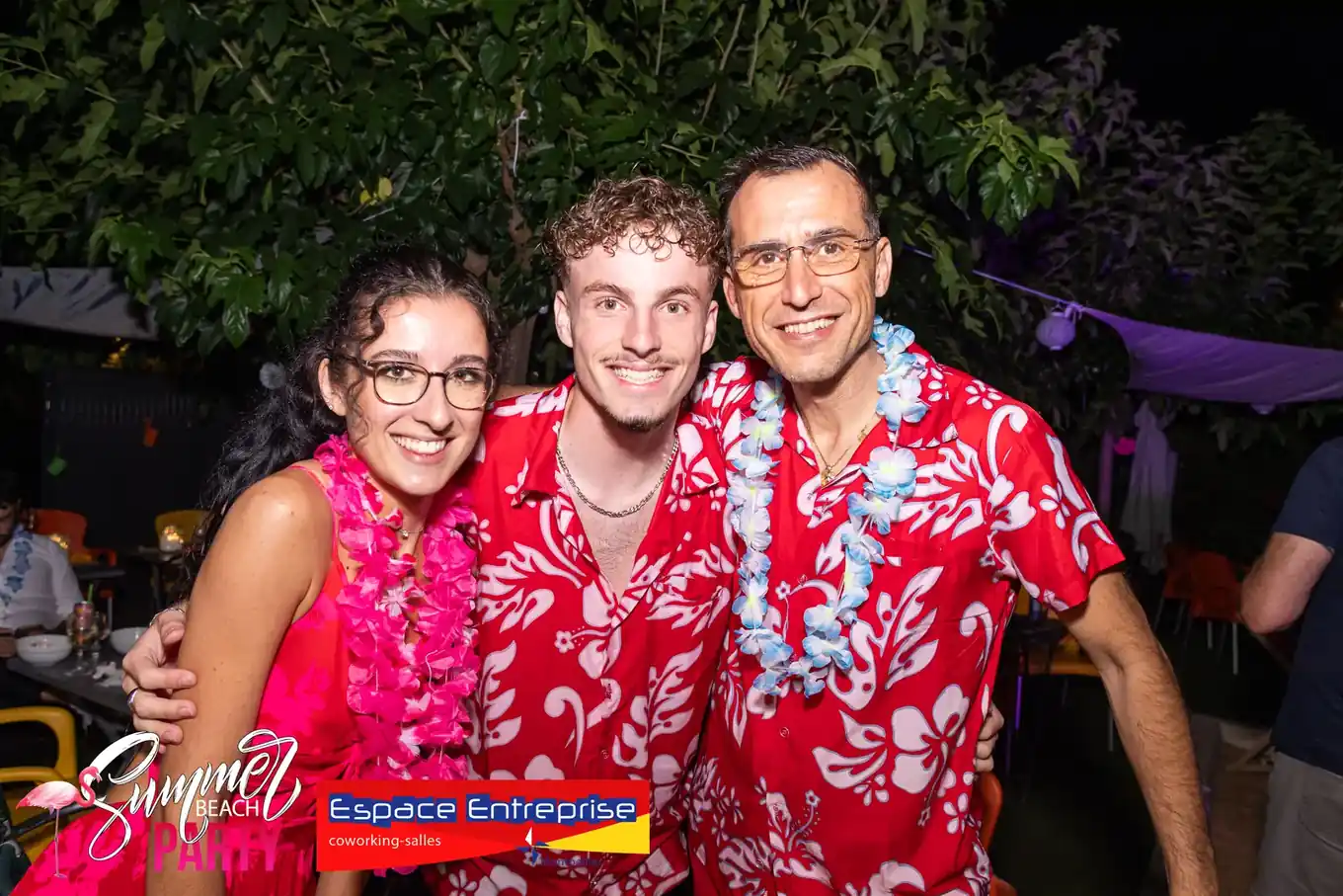 Summer Beach 2023 du Club LR à Montpellier : trois participants souriants en chemises fleuries