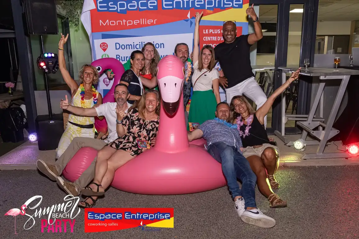 Summer Beach 2023 du Club LR à Montpellier : participants autour du flamant rose gonflable