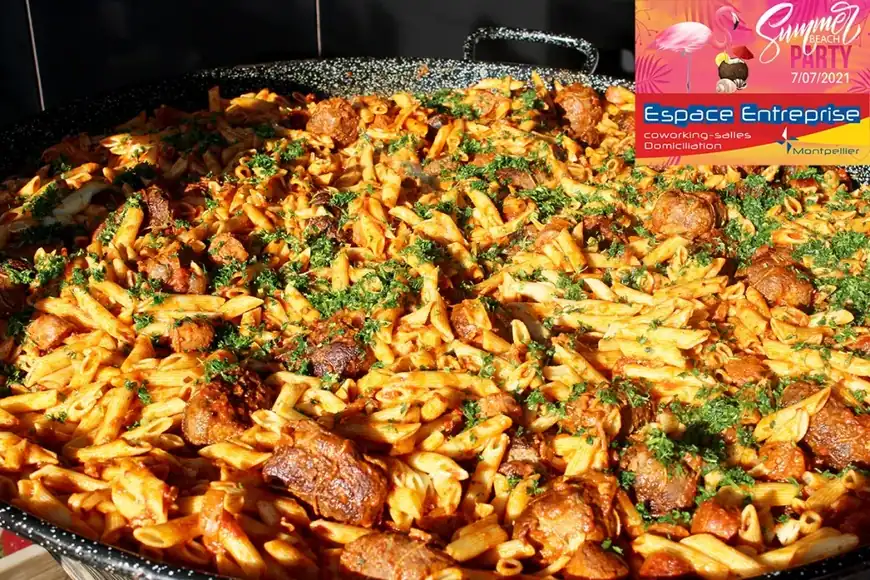 Summer Beach 2021 du Club LR à Montpellier : grand plat de pâtes cuisiné dans une poêle géante