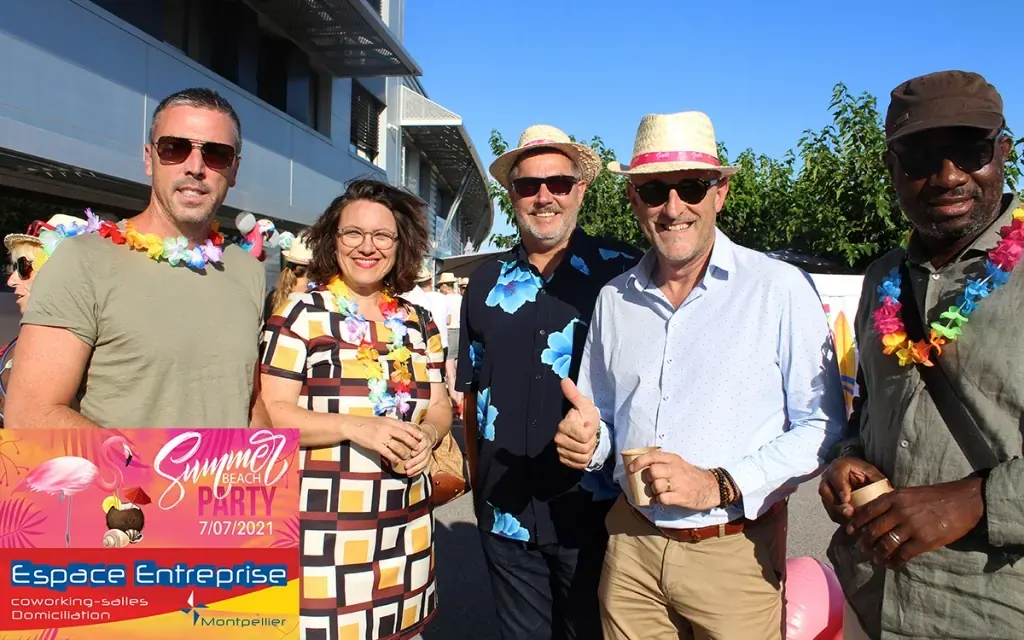 Summer Beach 2021 du Club LR à Montpellier : cinq participants posant avec chapeaux et colliers de fleurs