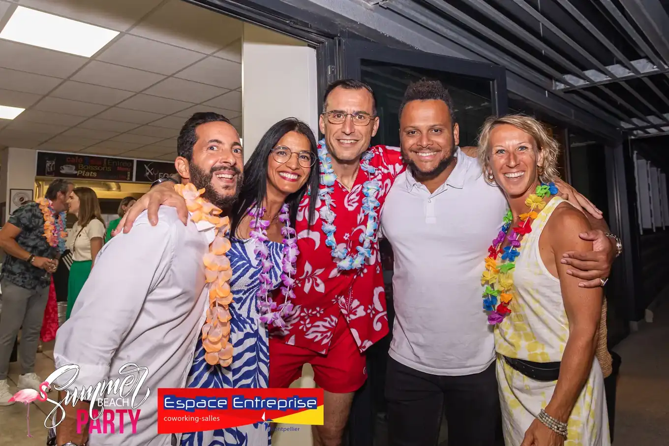 Summer Beach 2023 du Club LR à Montpellier : cinq participants avec colliers hawaïens posant