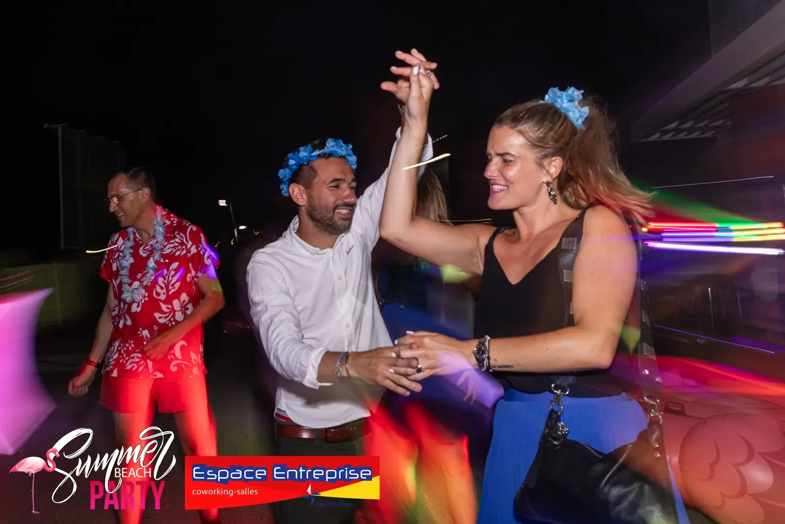 Summer Beach 2023 du Club LR à Montpellier : couple dansant sous les lumières de la fête