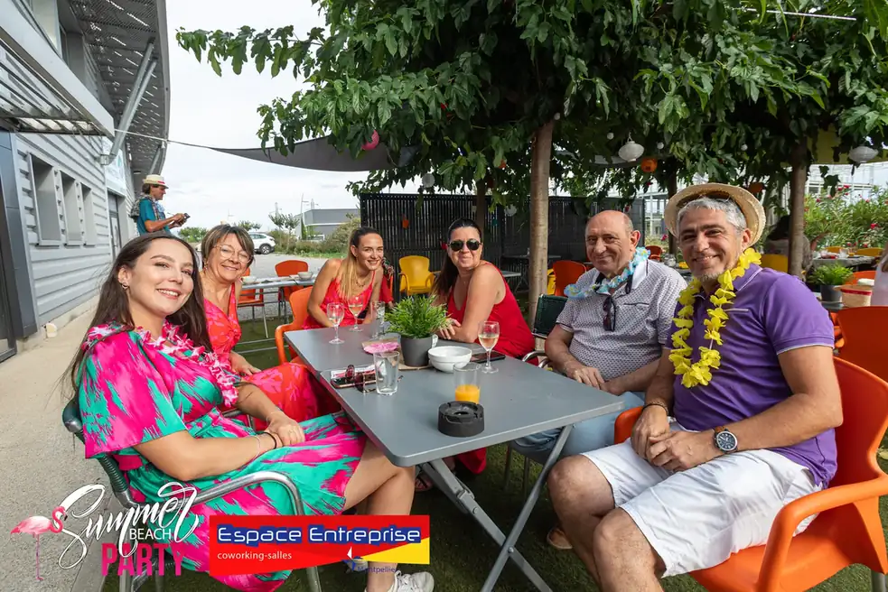 Summer Beach 2023 du Club LR à Montpellier : participants attablés en terrasse discutant