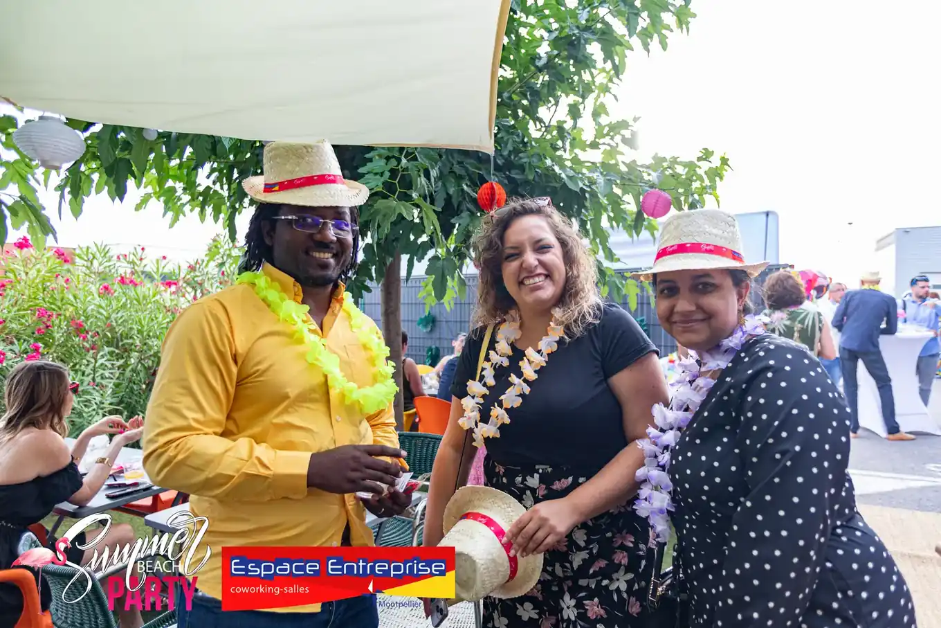 Summer Beach 2023 du Club LR à Montpellier : trois participants souriants sous la tonnelle