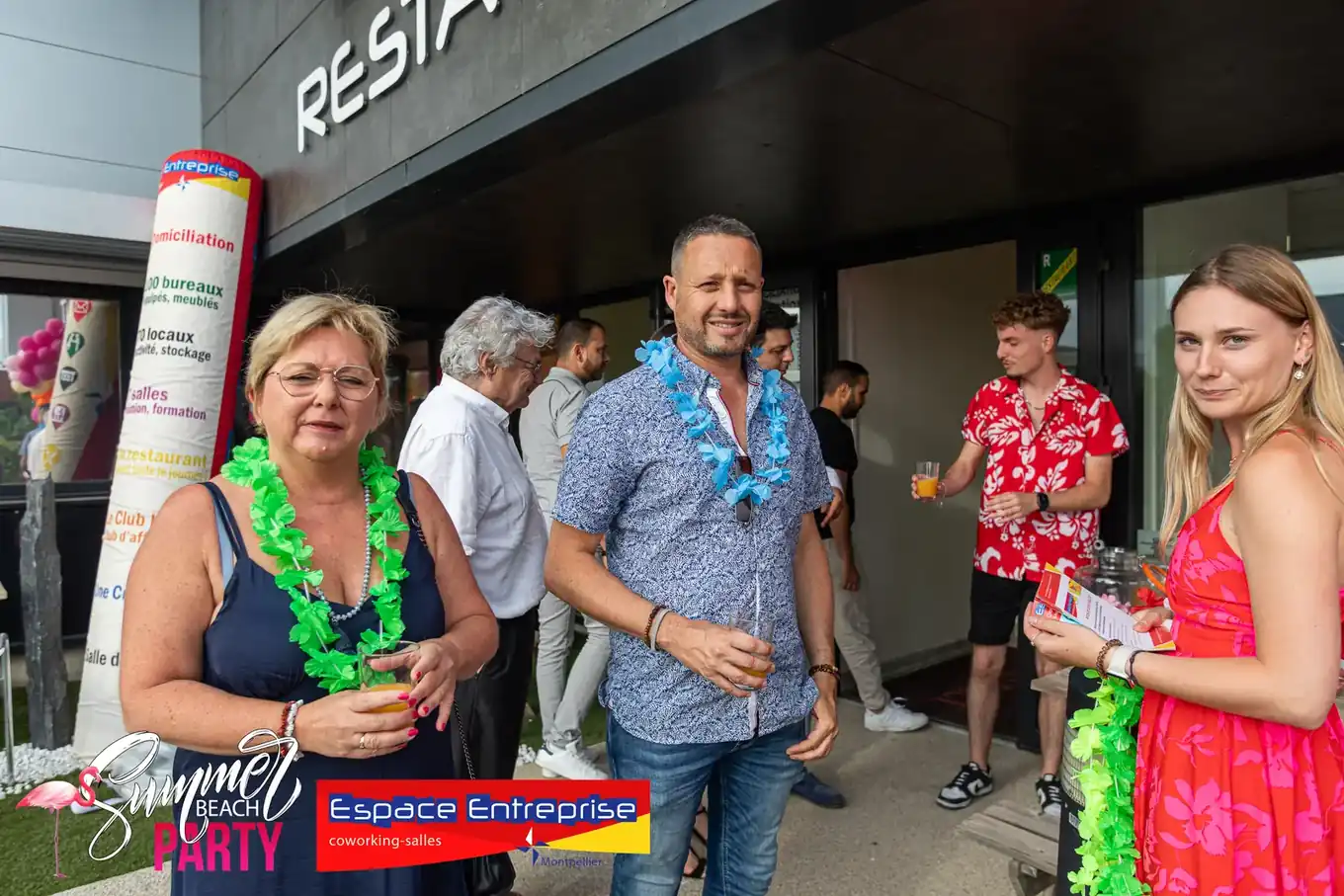 Summer Beach 2023 du Club LR à Montpellier : participants verre à la main devant le restaurant
