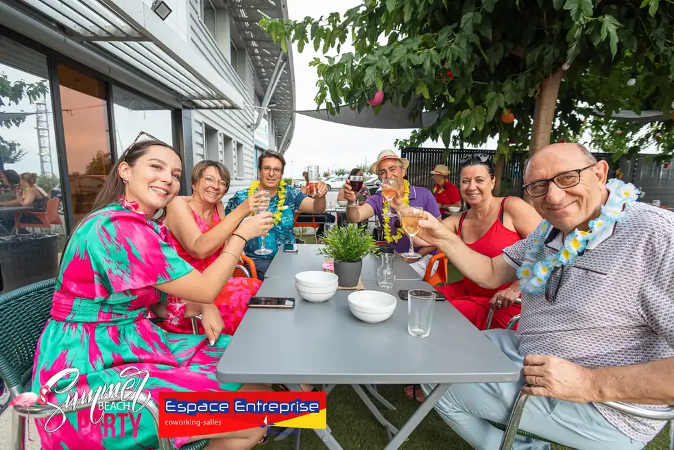 Summer Beach 2023 du Club LR à Montpellier : participants attablés trinquant en terrasse