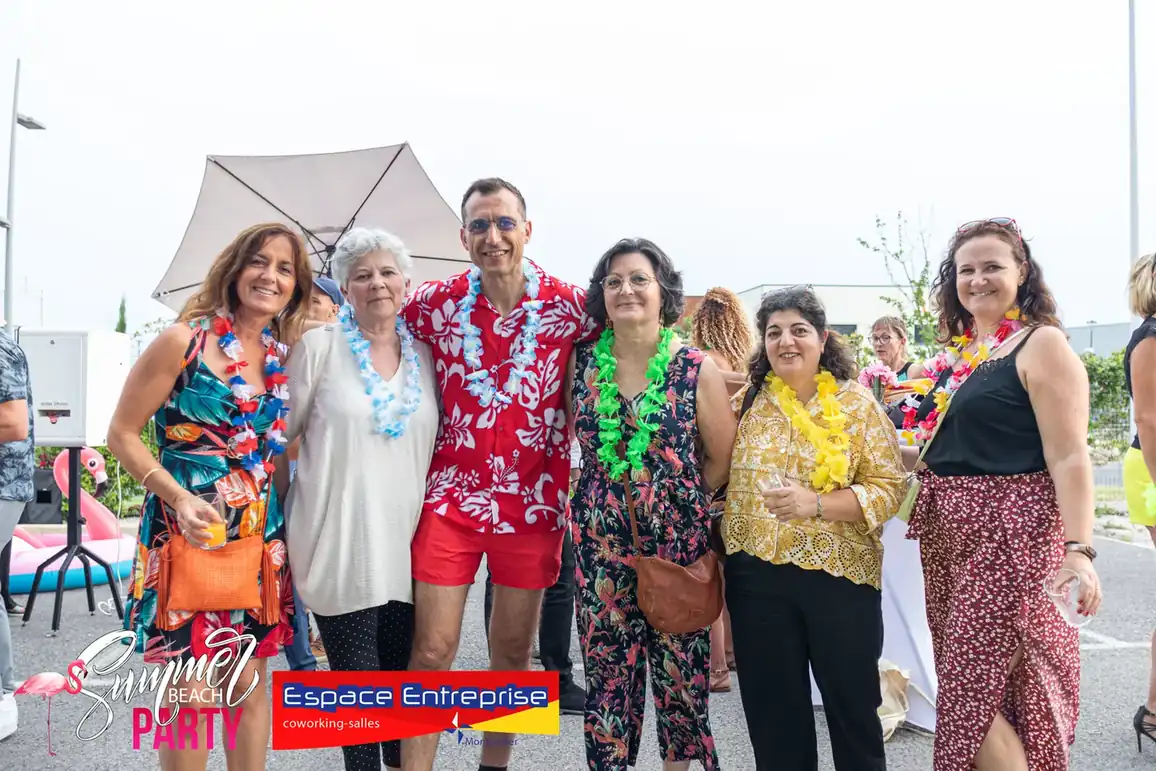Summer Beach 2023 du Club LR à Montpellier : groupe de participants posant en tenue estivale