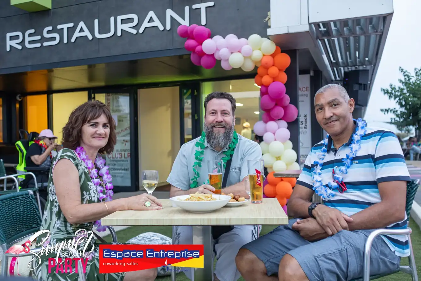 Summer Beach 2023 du Club LR à Montpellier : trois participants attablés devant le restaurant