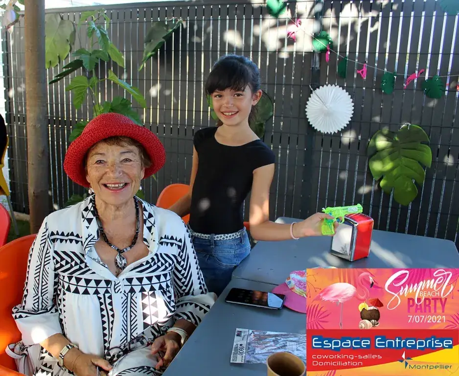 Summer Beach 2021 du Club LR à Montpellier : deux participantes posant attablées devant la décoration tropicale
