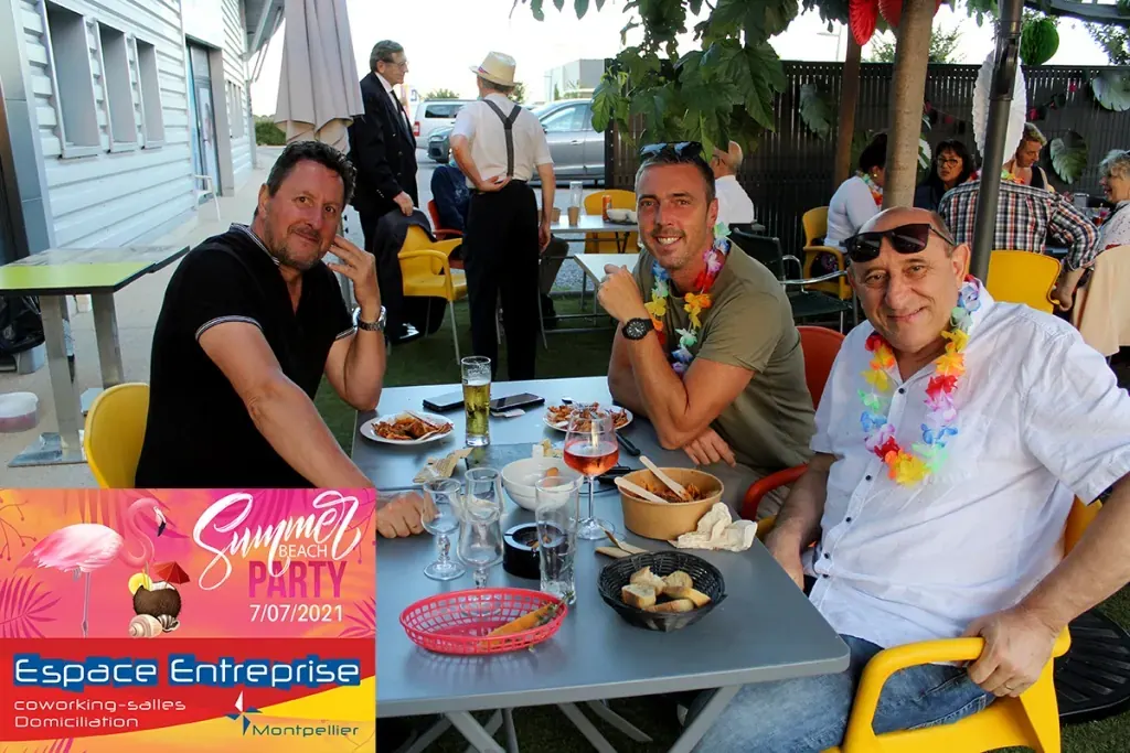 Summer Beach 2021 du Club LR à Montpellier : invités attablés discutant autour de boissons sur la terrasse