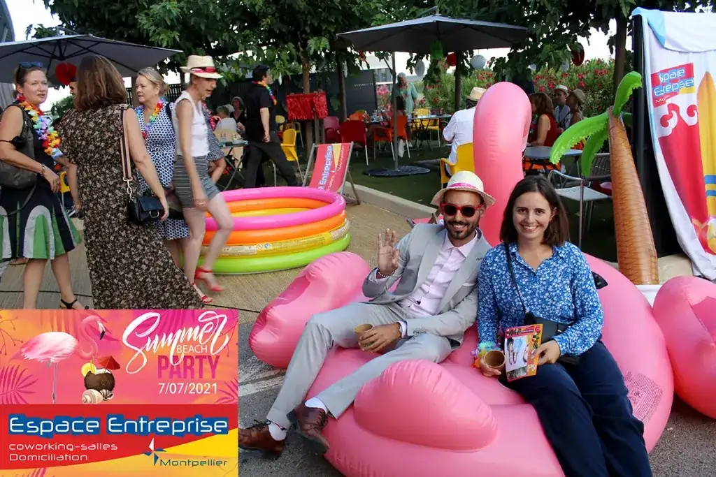 Summer Beach 2021 du Club LR à Montpellier : invités installés sur les gonflables flamant rose de la terrasse