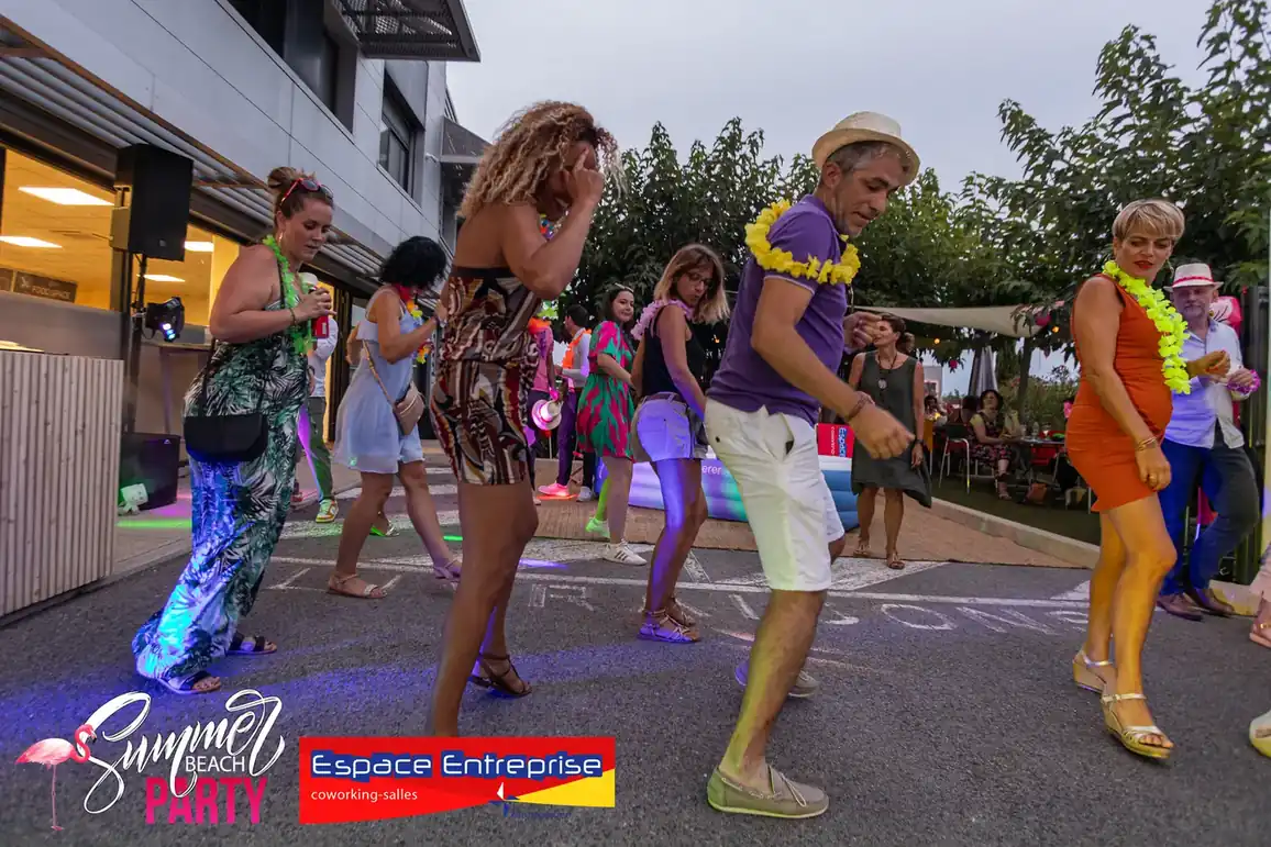 Summer Beach 2023 du Club LR à Montpellier : participantes dansant en plein air au crépuscule