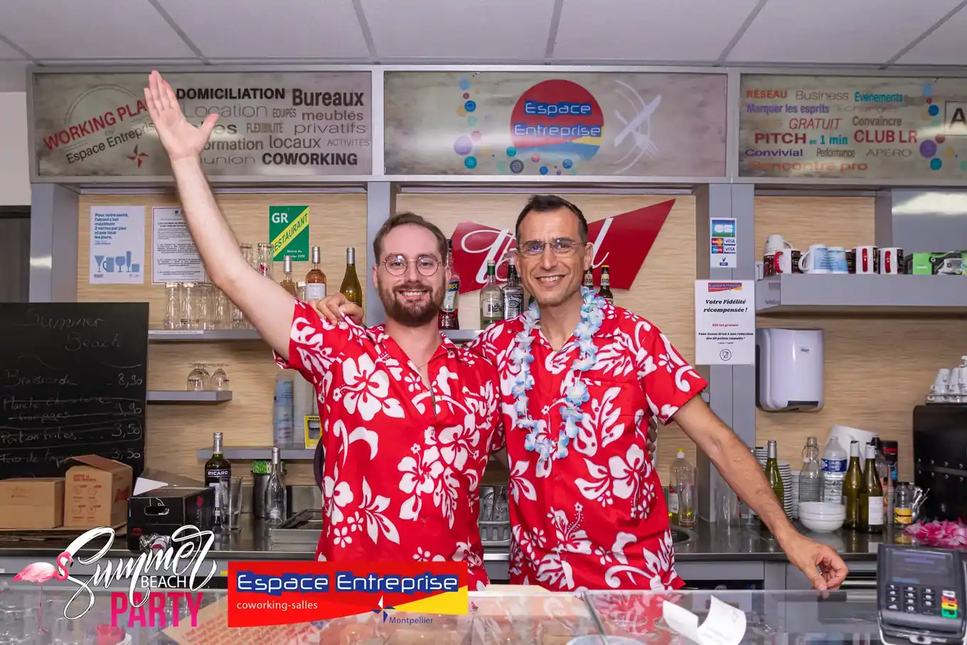 Summer Beach 2023 du Club LR à Montpellier : deux hommes en chemises fleuries derrière le bar