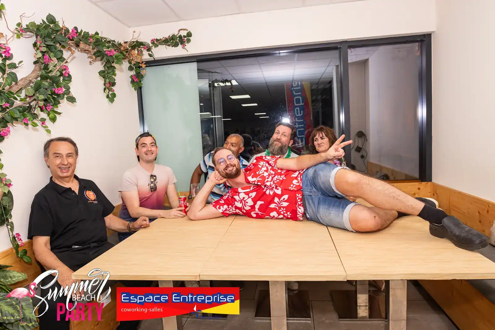 Summer Beach 2023 du Club LR à Montpellier : participants posant allongés sur une table