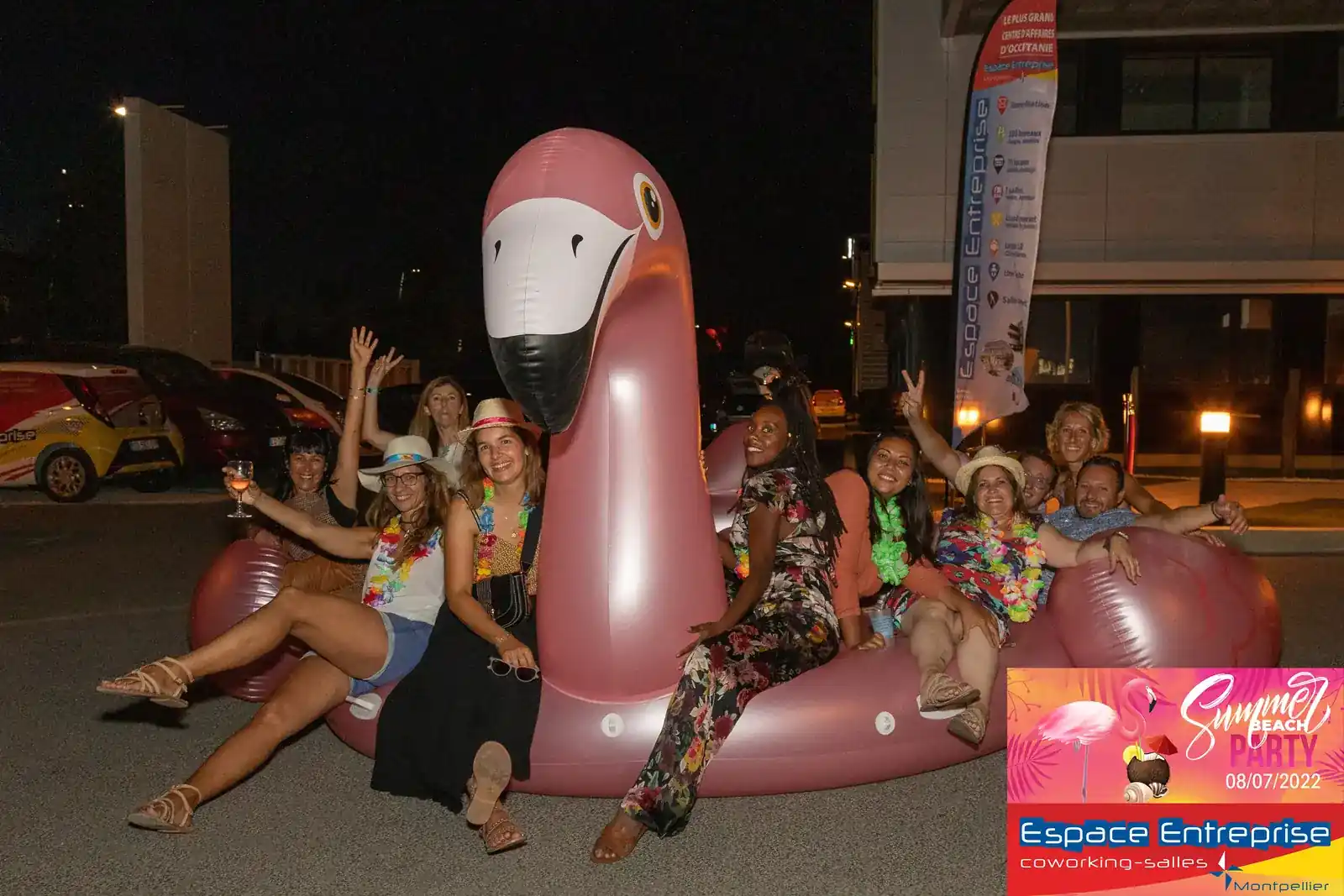 Summer Beach 2022 du Club LR à Montpellier : participants assis sur un flamant rose gonflable géant