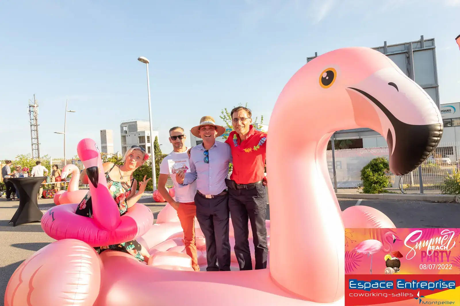 Summer Beach 2022 du Club LR à Montpellier : participants posant avec le flamant rose gonflable