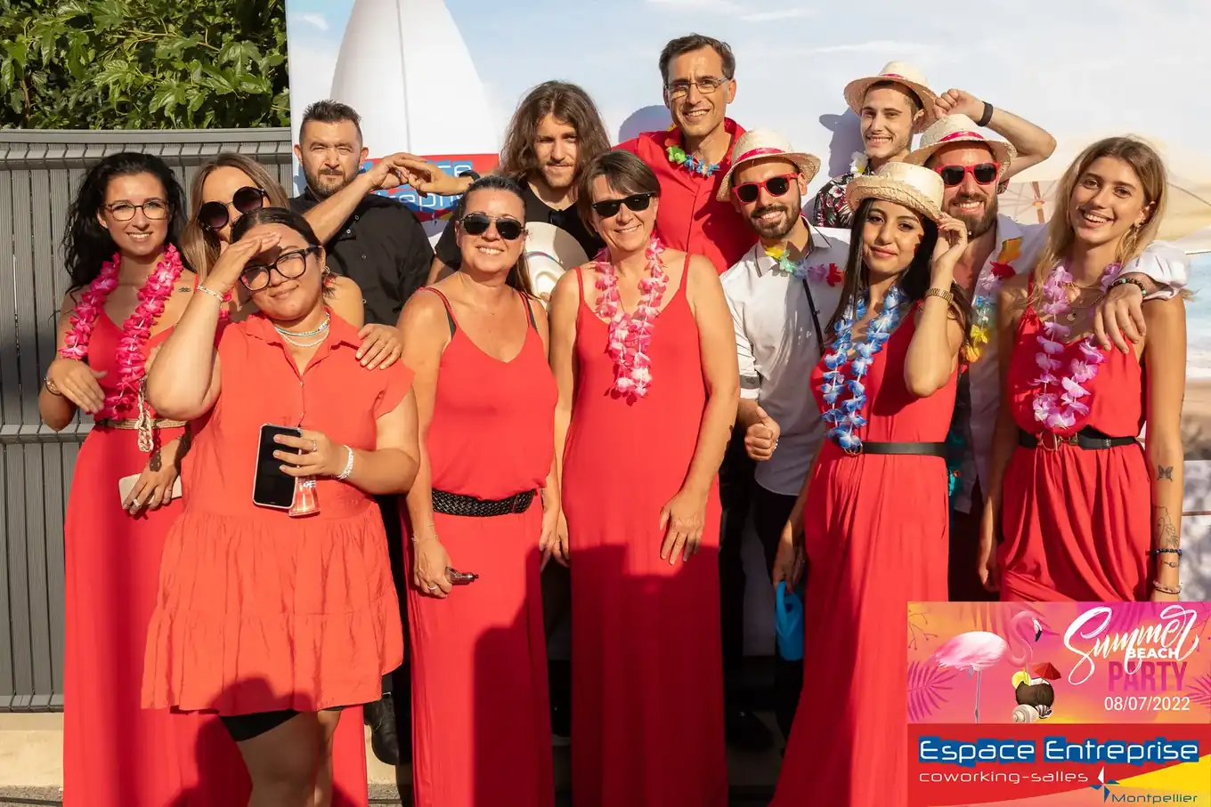 Summer Beach 2022 du Club LR à Montpellier : équipe en rouge avec colliers de fleurs posant