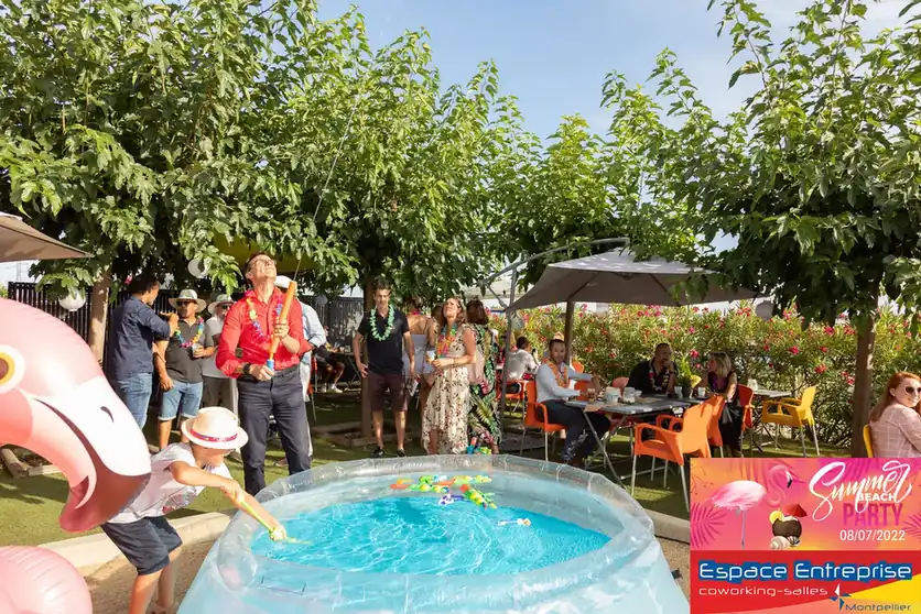 Summer Beach 2022 du Club LR à Montpellier : piscine gonflable sous les arbres au soleil