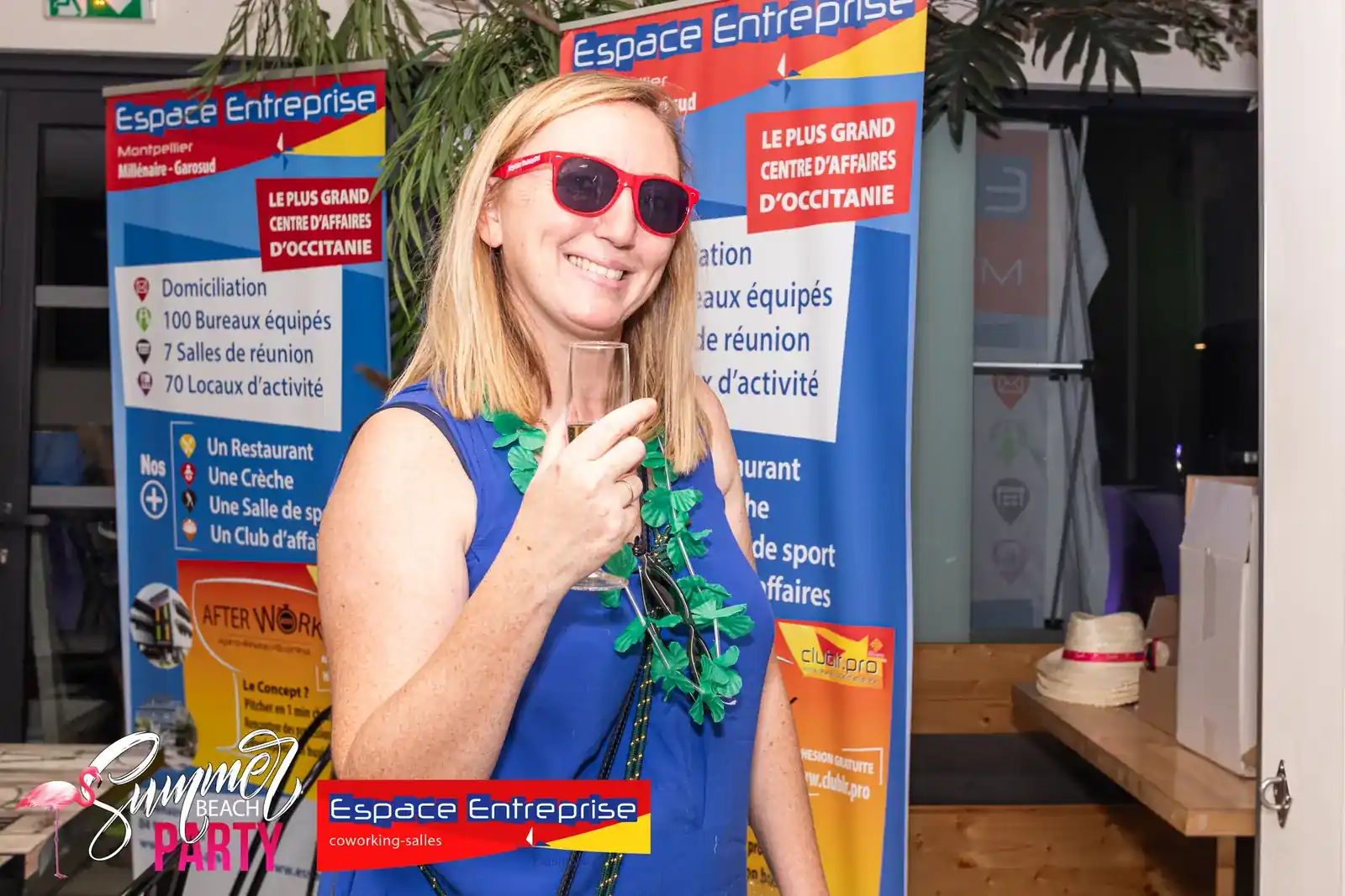 Summer Beach 2023 du Club LR à Montpellier : participante souriante devant le kakémono