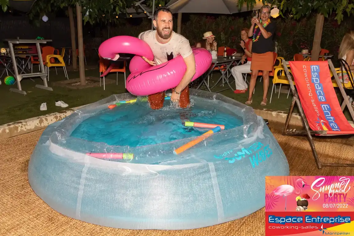 Summer Beach 2022 du Club LR à Montpellier : homme sur bouée flamant dans la piscine gonflable