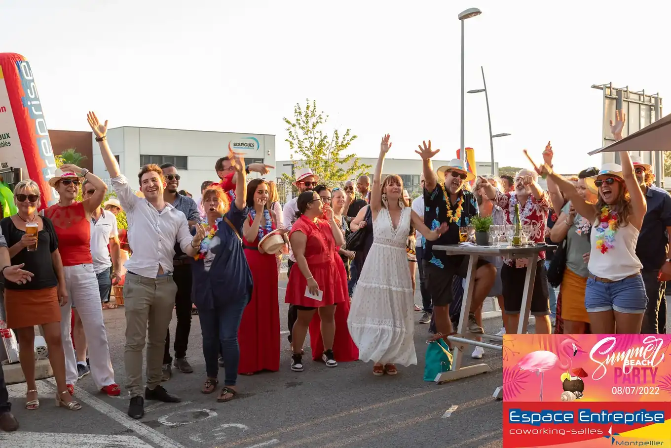Summer Beach 2022 du Club LR à Montpellier : participants bras levés en tenue estivale