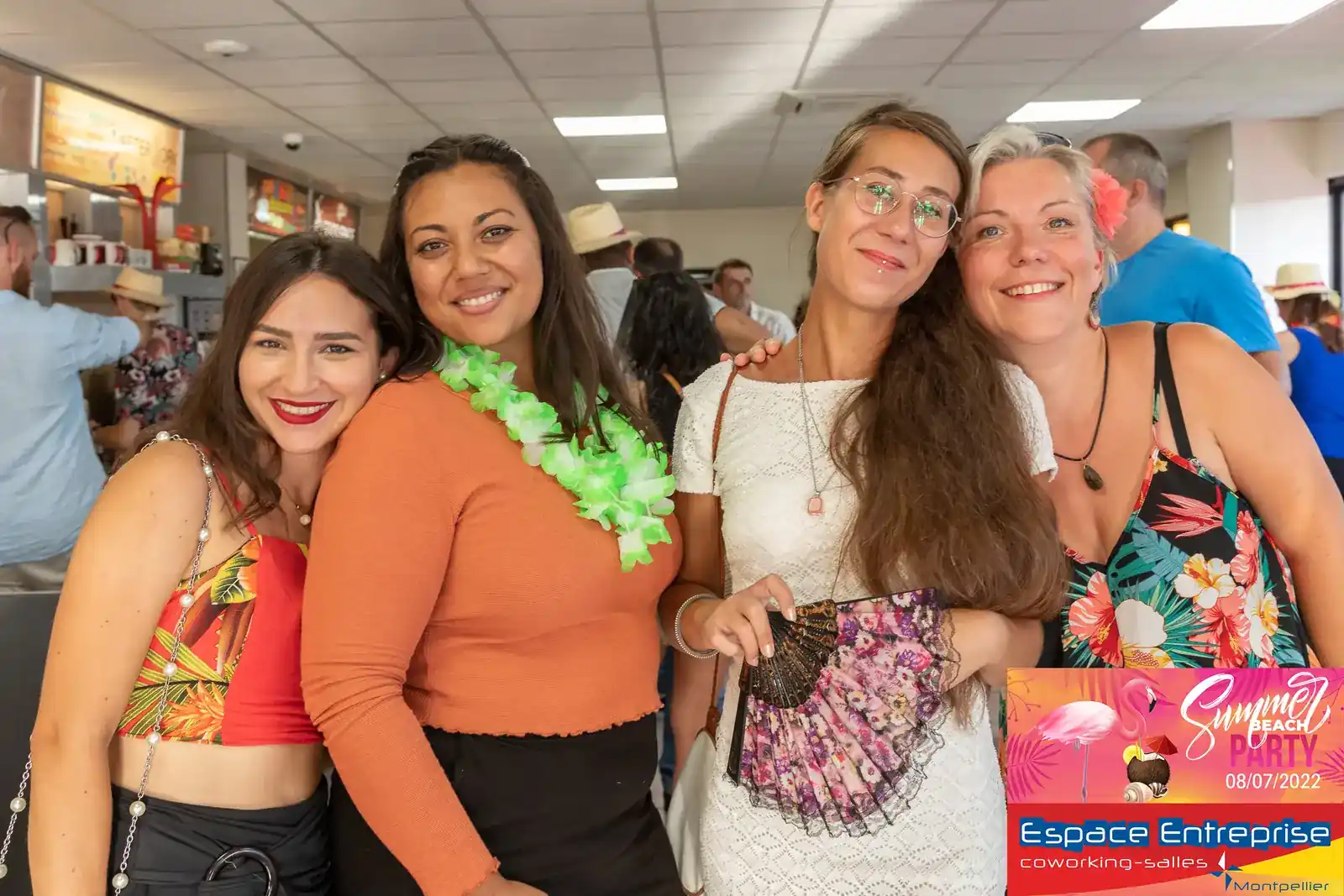 Summer Beach 2022 du Club LR à Montpellier : quatre participantes souriantes avec colliers hawaïens