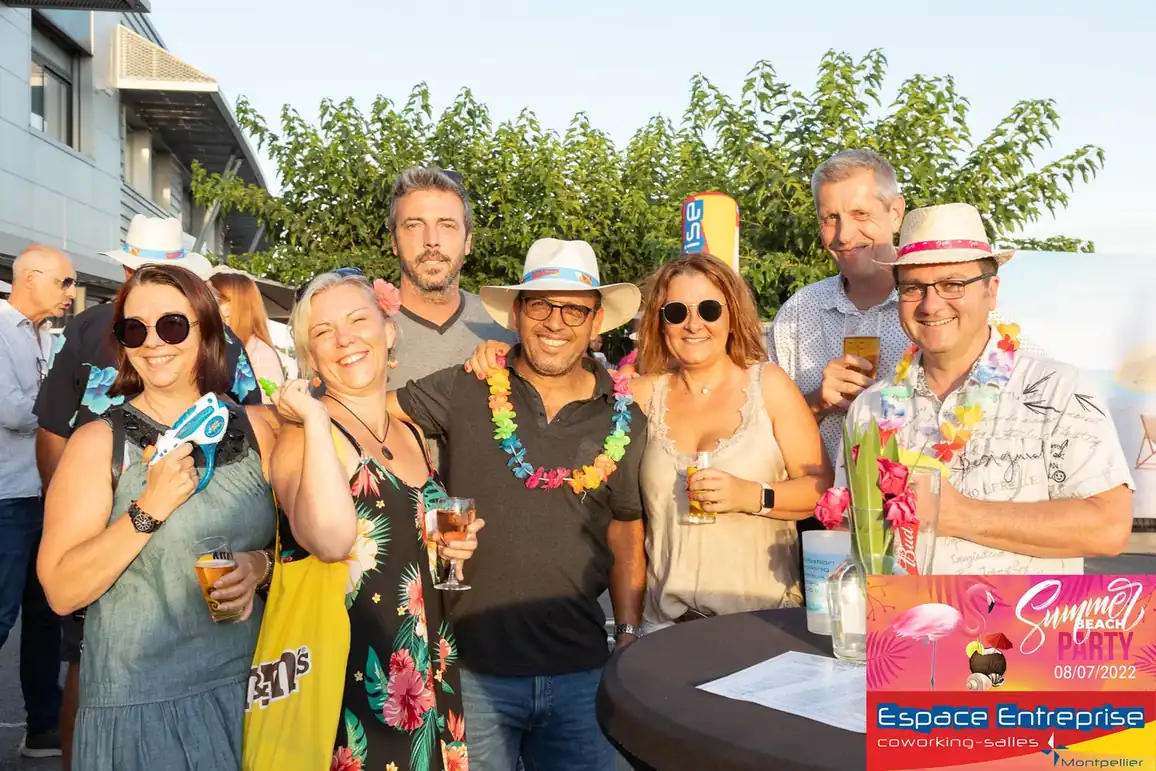 Summer Beach 2022 du Club LR à Montpellier : participants posant avec chapeaux et colliers fleuris