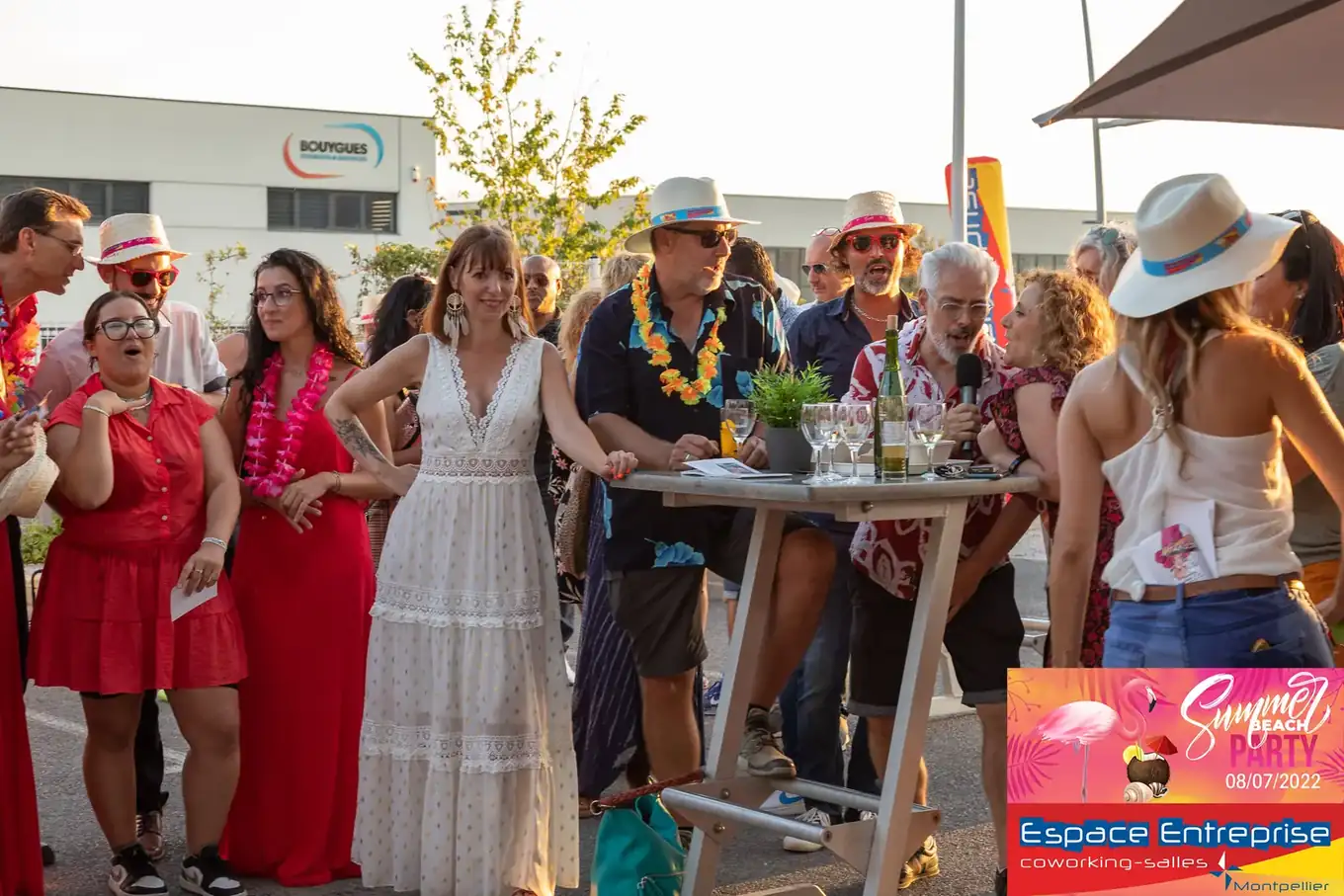 Summer Beach 2022 du Club LR à Montpellier : participants trinquant en tenue estivale