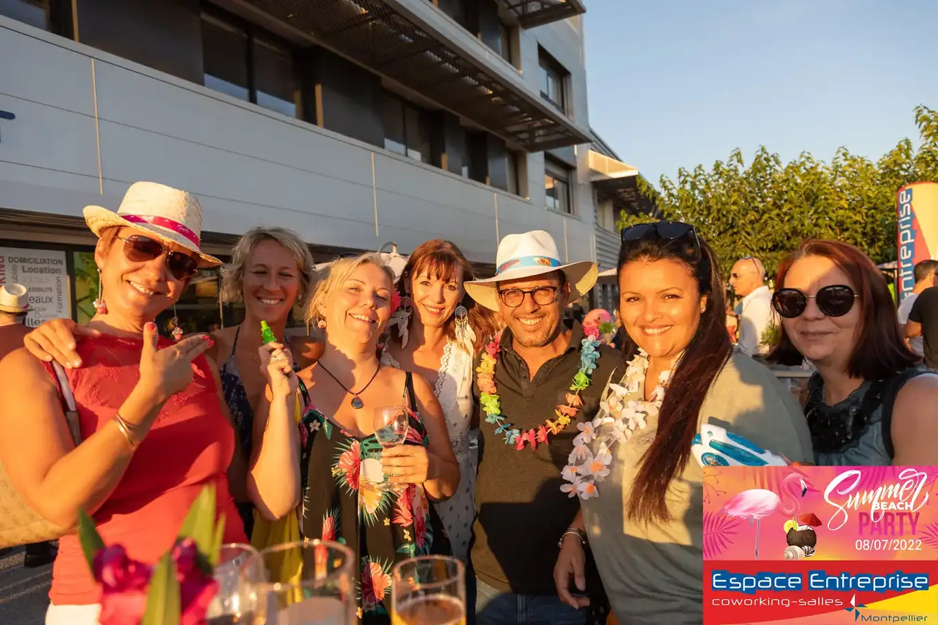 Summer Beach 2022 du Club LR à Montpellier : participantes en chapeaux de paille posant ensemble