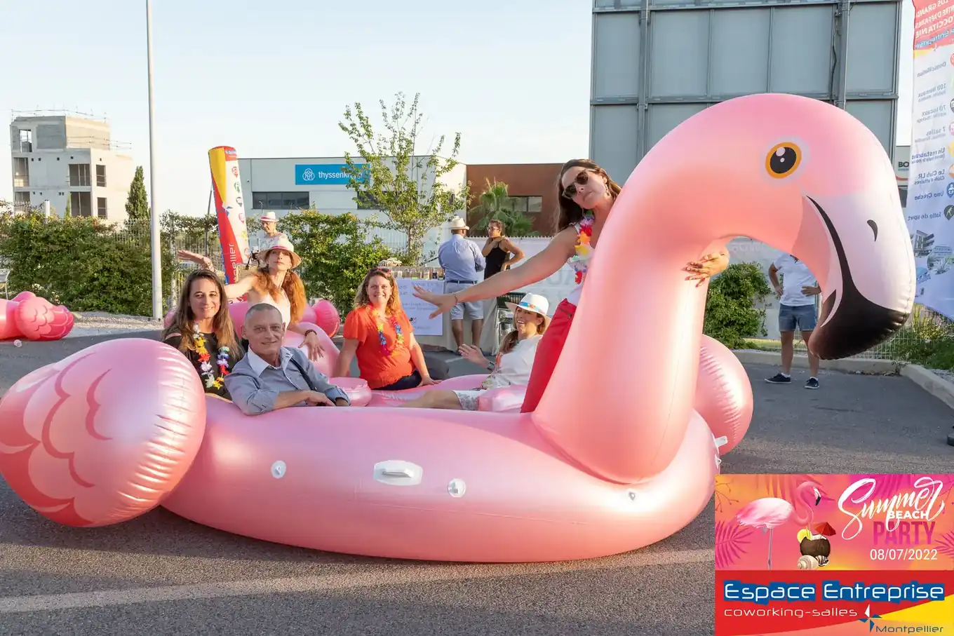 Summer Beach 2022 du Club LR à Montpellier : flamant rose gonflable géant devant les bureaux