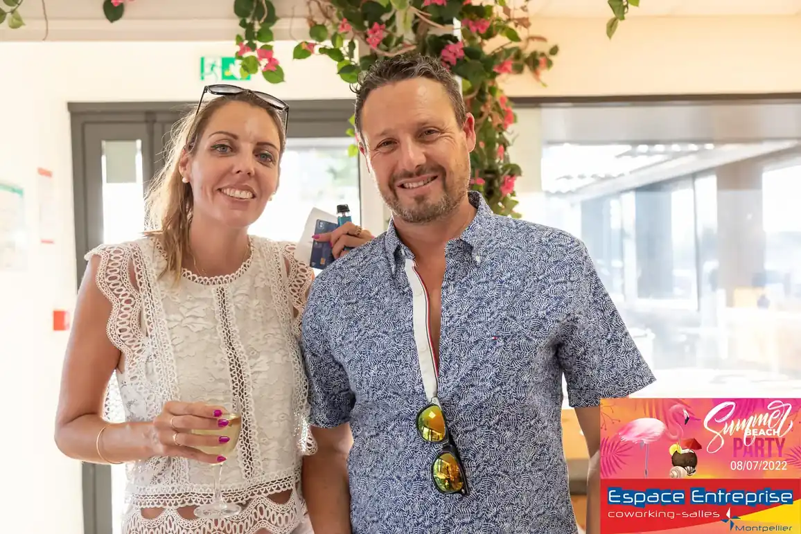 Summer Beach 2022 du Club LR à Montpellier : deux participants verre à la main souriants