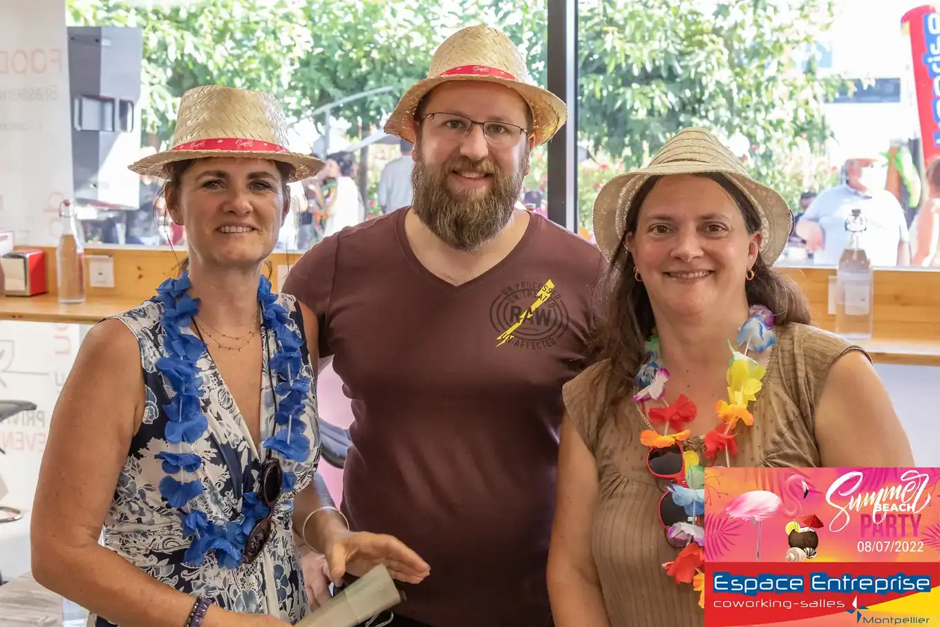 Summer Beach 2022 du Club LR à Montpellier : trois participants en chapeaux de paille souriants