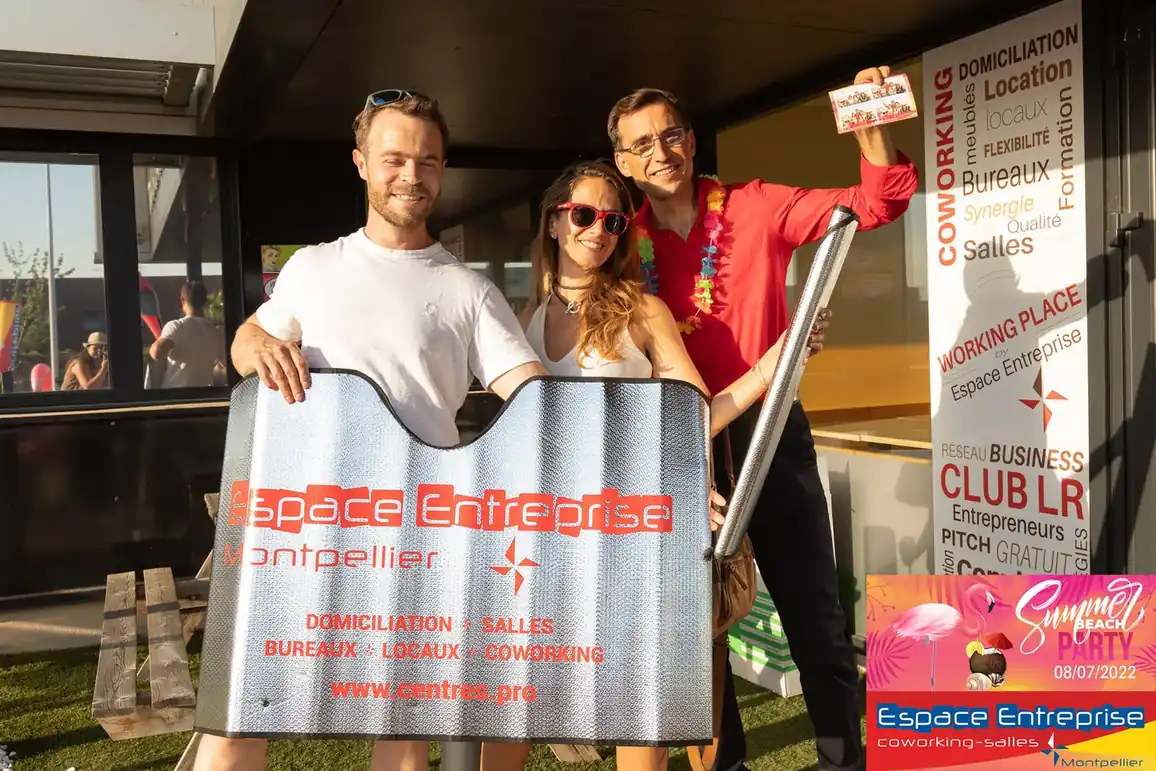 Summer Beach 2022 du Club LR à Montpellier : participants posant devant l'enseigne du centre