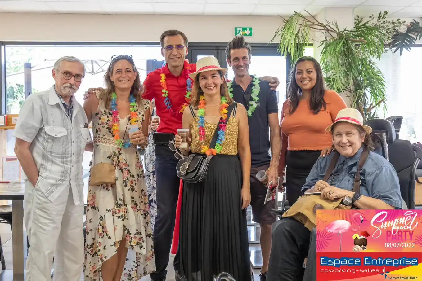 Summer Beach 2022 du Club LR à Montpellier : participants avec colliers de fleurs posant ensemble