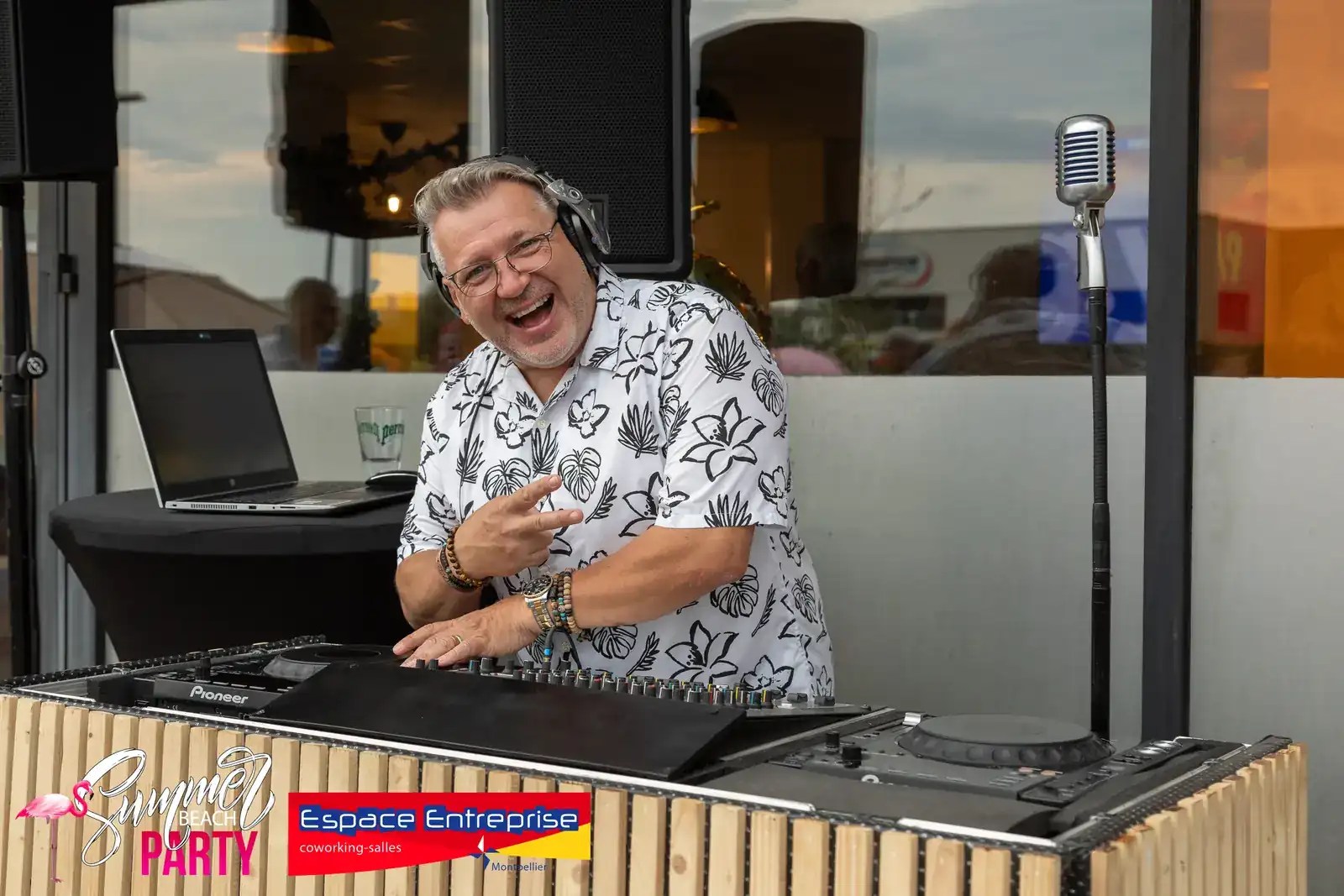 Summer Beach 2024 du Club LR à Montpellier : dJ souriant derrière sa platine en terrasse