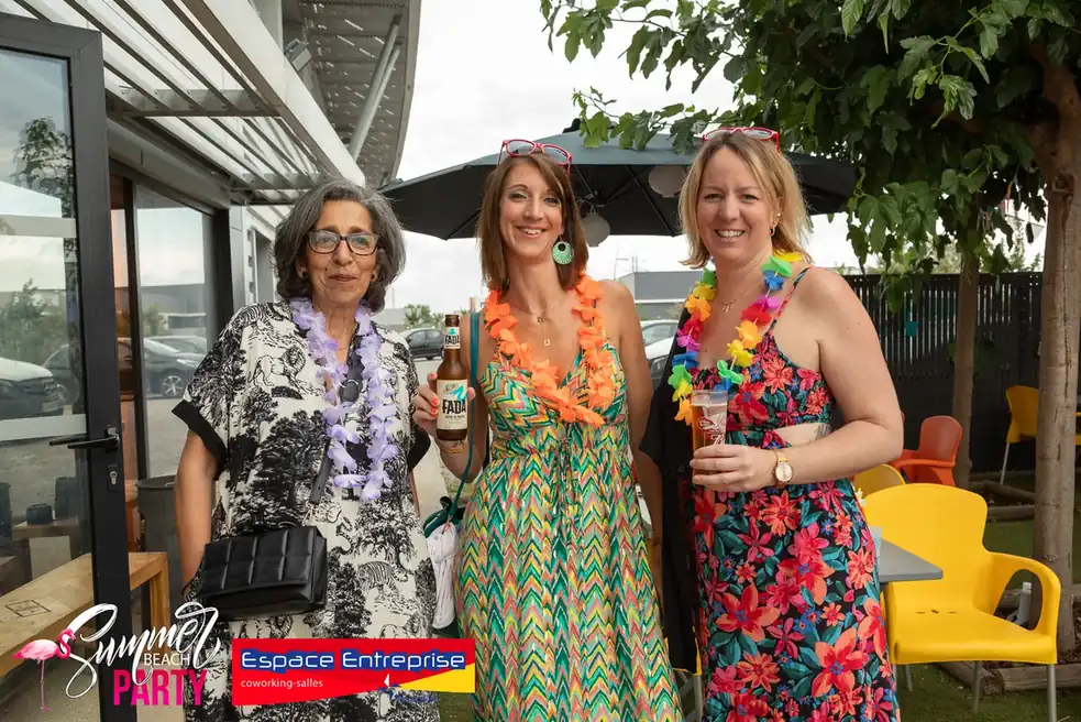 Summer Beach 2024 du Club LR à Montpellier : trois participantes avec colliers de fleurs