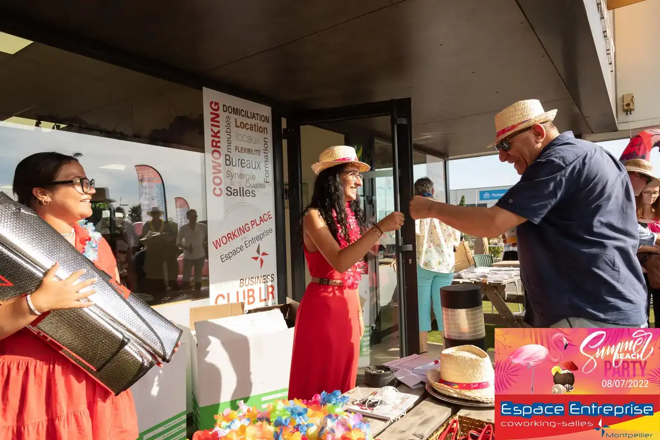 Summer Beach 2022 du Club LR à Montpellier : échanges autour d'un stand en plein air