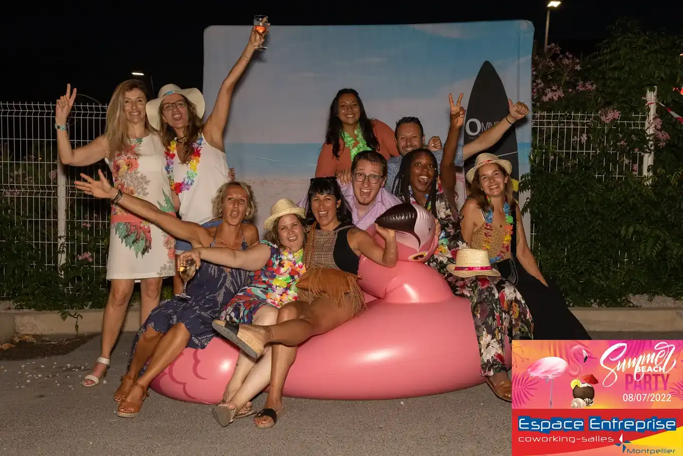 Summer Beach 2022 du Club LR à Montpellier : participants joyeux devant le décor de plage