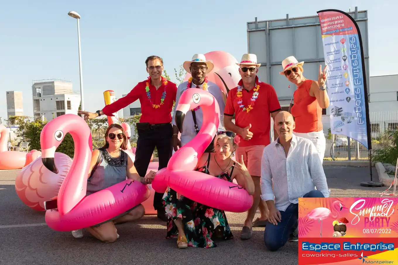 Summer Beach 2022 du Club LR à Montpellier : participants entourés de flamants roses gonflables