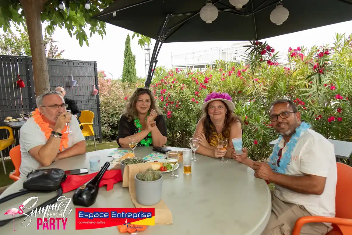 Summer Beach 2024 du Club LR à Montpellier : participants attablés sous le parasol