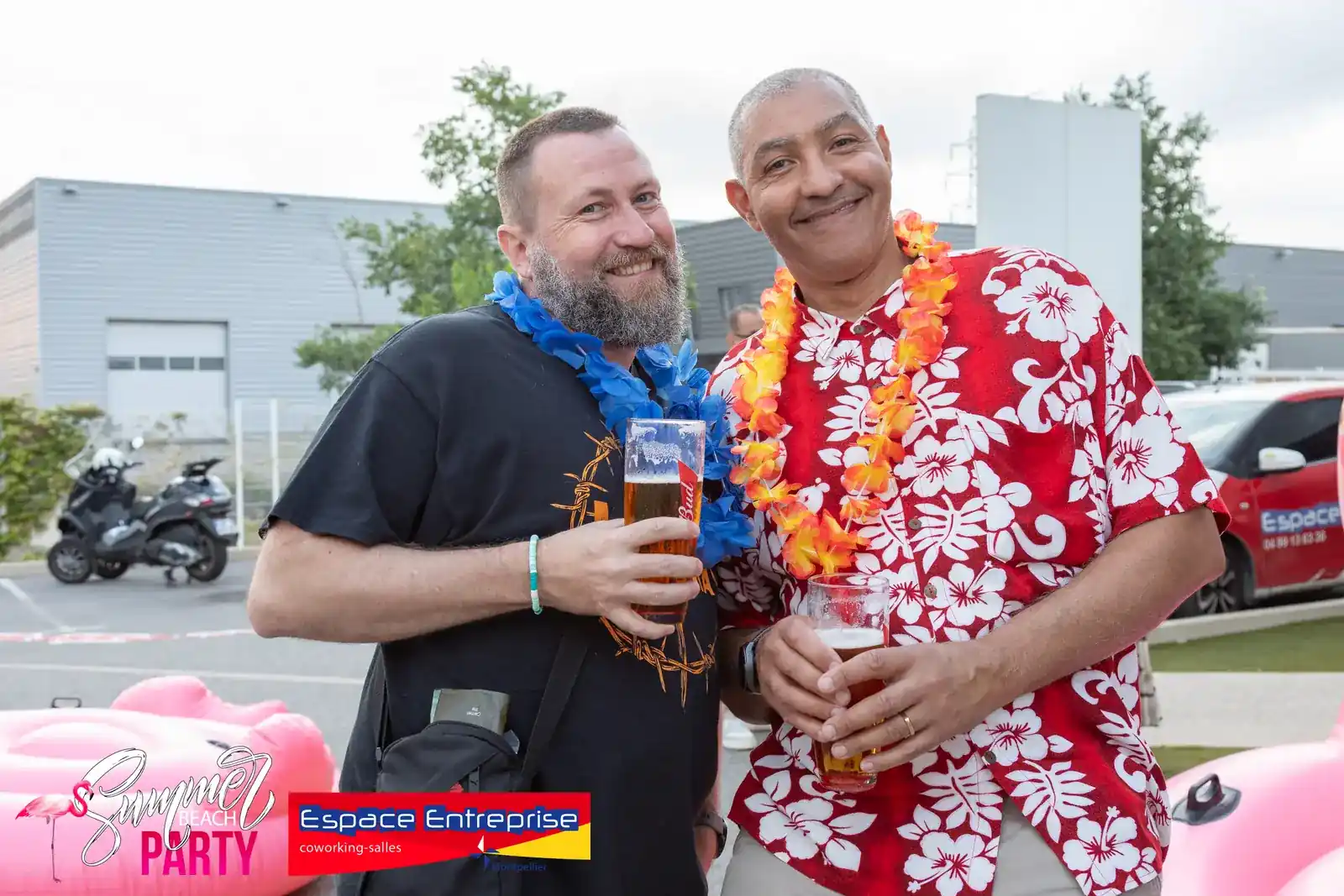 Summer Beach 2024 du Club LR à Montpellier : deux hommes en chemises fleuries bière à la main